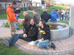 Open Space: "Schwule Gesundheit" (vermutlich April 2006, Vaumarcus) – Open-Space-Teilnehmer im Freien