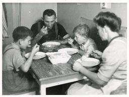 "Elsässer Kinder in Privat-Schweizer Familie", um 1950 - Mittagstisch