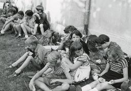 Kinder essen auf einer Wiese in Rovio, 01.10.1954