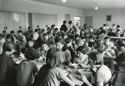 Ess-Kantine mit Kindern in Rovio, 01.10.1954