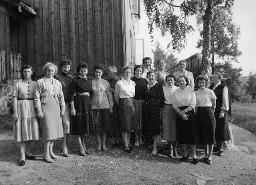 Norwegische Europahilfe: Frohe Flüchtlingsmütter aus verschiedenen Ländern als Gäste der Norwegischen Volkshilfe; Frauen beieinander stehend