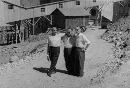 Album zur Besichtigung eines Abbauwerkes im Oberengadin; Gruppenfoto mit Otto Schütz und zwei weiteren Männern