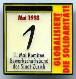 Pin mit der Aufschrift "1. Mai 1998 1. Mai Komitee Gewerkschaftsbund der Stadt Zürich Globalisiert die Solidarität"