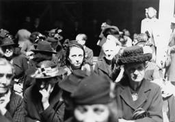 "St. Etienne. 26. Mai 1945. Jahrestagfeier der Bombardierung in der Bourse du Travail. St. Etienne. 26. Mai 1945. Anniversaire du bombardement à la Bourse du Travail"; Frauen im Gewerkschaftshaus sitzend