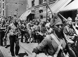 Eine Militärparade durch eine Stadt