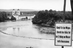 Plakat "Kämpft für das Mitspracherecht des Volkes bei der Erteilung von Wasserrechts-Konzessionen", am Wegrand anlässlich der Kundgebung der Rheinaubewegung am 31.08.1952, im Hintergrund die Klosterkirche Rheinau