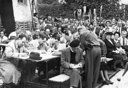 Tisch mit Pressevertretern, vertieft ihre Notizblöcke, anlässlich der Kundgebung der Rheinaubewegung am 31.08.1952