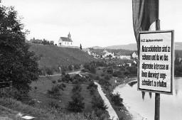 Plakat am Wegrand anlässlich der Kundgebung der Rheinaubewegung am 31.08.1952:  "Art. 22 des Eidg. Wasserrechtsgesetzes: Naturschönheiten sind zu schonen und da wo das allgemeine Interesse an ihnen überwiegt ungeschmälert zu erhalten"