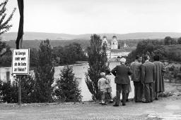 Eine Gruppe Erwachsener und Kinder überblicken die Flusschleife des Rheins vor der Klosterkirche Rheinau, vermutlich am Standort der geplanten Kraftwerks, anlässlich der Kundgebung der Rheinaubewegung am 31.08.1952
