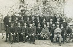 "Forstkurs 1922/23" – Gruppenbild von gut 30 Männern, vermutlich angehende Waldpfleger, ca. 1923