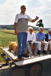 Walter Schmid (stehend, eine Ansprache haltend), Jürg Bloesch und Paul Stopper (beide sitzend) anlässlich einer Exkursion des Rheinaubunds im Rahmen der Generalversammlung 2005.
