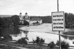 Plakat "Sammelt Unterschriften für unsere Initiative zum Schutze der Stromlandschaft Rheinfall-Rheinau", am Wegrand anlässlich der Kundgebung der Rheinaubewegung, 31.08.1952. Im Hintergrund die Klosterkirche Rheinau