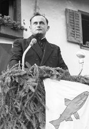 "Pfarrer Bruhin, Rheinau" – Pfarrer Bruhin am Rednerpult anlässlich der Kundgebung der Rheinaubewegung, 31.08.1952
