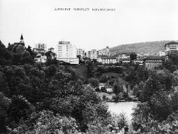 "Aufnahme Parkplatz Nohlerstrasse" – Perspektivische Visualisierung mit Fotomontage eines Neubauprojekts an der Rheinfallstrasse in Neuhausen, an prominenter Stelle über dem Wasserfall, von der Neuhauser Uferseite aus betrachtet; 1968