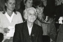 Margrit Zöbeli, Schweizer Pädagogin, Flüchtlingshelferin und humanitäre Aktivistin, während einer Veranstaltung, um 1990