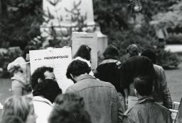 Flüchlingstag, mit diversen Aktionen auf der Pestalozzi-Wiese in Zürich, u.a. Thema Fremdenpolizei, Leute mit Plakaten, 1985