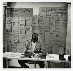 Auftragsvermittlungsstelle "Etcetera", Arbeitsuchender vor einer Pinwand, mit den Aufschriften "Arbeit haben" und "Arbeitslos sein", Zürich, ca. 1990
