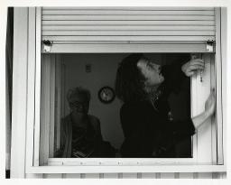 Auftragsvermittlungsstelle "Etcetera", Mann beim Reparieren eines Fensterrollladens, Zürich, ca. 1990