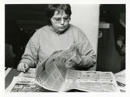 "Projekt Perspektiven", Frau am Zeitungslesen, Zürich, ca. 1990