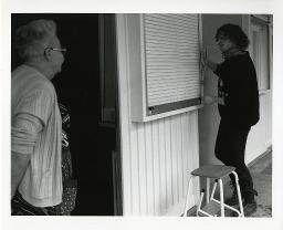 Auftragsvermittlungsstelle "Etcetera", Mann bei der Reparatur eines Fensterrollladens, Zürich, ca. 1990
