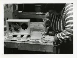 "Projekt Perspektiven", Frau beim Bau eines Radios, Zürich, ca. 1990
