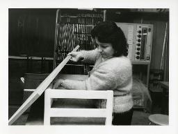 "Projekt Perspektiven", Frau beim Bau eines Kinderbettes, Zürich, ca. 1990