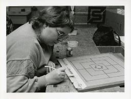 "Projekt Perspektiven", Frau beim Bemalen eines Mühlespielbrettes, Zürich, ca. 1990