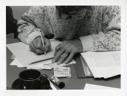 "Projekt Perspektiven", Frau beim Schreiben, Zürich, ca. 1990