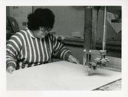 "Projekt Perspektiven", Frau beim Zuschneiden von Holz, Zürich, ca. 1990