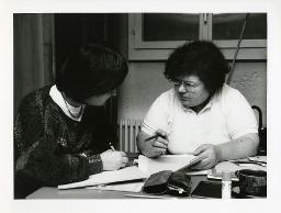 "Projekt Perspektiven", zwei Frauen Schreibend am Tisch, Zürich, ca. 1990