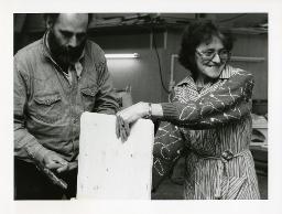 "Projekt Perspektiven", zwei ältere Menschen mit einem Holzbrett, Zürich, ca. 1990