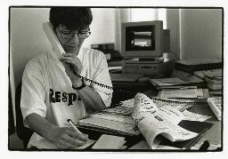 "S.O.S. Menschenrecht", Marianne Guhl, im Büro am Telefon, Zürich, 10.07.1995