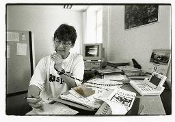 "S.O.S. Menschenrecht", Marianne Guhl, im Büro am Telefon, Zürich, 10.07.1995
