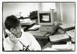 "S.O.S. Menschenrecht", Marianne Guhl, im Büro am Telefon, Zürich, 10.07.1995