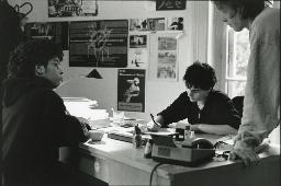 Auftragsvermittlungsstelle "Etcetera" in Bern, mit Vermittler und Klienten im Büro, Januar 1993