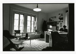 Auftragsvermittlungsstelle "Etcetera" in Bern, Vermittler am Bürotisch mit Besucher, Januar 1993