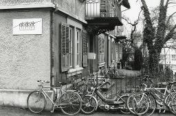 Auftragsvermittlungsstelle "Etcetera" in Bern, mit vielen Velos vor dem Haus, Januar 1993