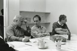 Berufliche Perspektive Langenthal Bern, mit drei Männern am Tisch an einer Sitzung, Januar 1993
