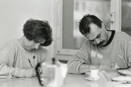 Berufliche Perspektive Langenthal Bern, Mann und Frau schreibend am Tisch, Januar 1993