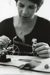 Atelier am Wasser (SAH), eine Frau bastelt ein Velo aus Draht, Zürich, September 1993