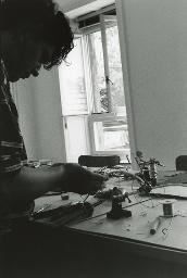 Atelier am Wasser (SAH), junger Mann beim Arbeiten mit Draht, Zürich, September 1993