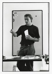 Berufliche Perspektive SAH in Luzern, Mann, einen Vortrag haltend, vor einer Magnet-Tafel, Juni 1993