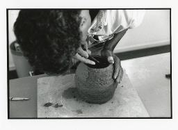 Berufliche Perspektive SAH in Luzern, junger Mann an einer Töpferarbeit, Juni 1993