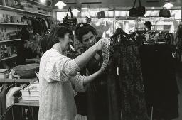 Sahara Secondhand-Shop in Basel, zwei Frauen mit Kleidern, Oktober 1993