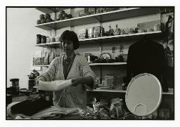 Sahara Secondhand-Shop in Basel, mit Frau im Ladenlokal, Oktober 1993