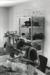 Berufliche Perspektive SAH Luzern, junge Frau beim Töpfern, Juni 1993