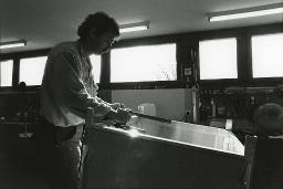 Arbeiter im Gwattzentrum in Thun-Gwatt, SAH-Angestellter, Mann mit Schraubzwinge, November 1993