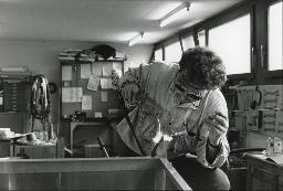 Arbeiter im Gwattzentrum in Thun-Gwatt, SAH-Angestellter, diverse Arbeitsprogramme, Mann am Schweissen, November 1993