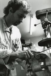 Arbeiter im Gwattzentrum in Thun-Gwatt, SAH-Angestellter, diverse Arbeitsprogramme, Mann an einer Werkbank,  November 1993