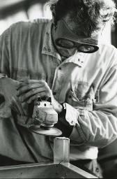 Arbeiter im Gwattzentrum in Thun-Gwatt, SAH-Angestellter, diverse Arbeitsprogamme, Mann mit Schleifmaschine und Schutzbrille, November 1993